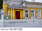 Вологда. Характерный деревянный дом (2024 год). Редакционное фото, фотограф Владимир Кошарев / Фотобанк Лори