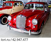 Автомобиль Мерседес-Бенц w-120 1959 годп выпуска. Экспонат музея автосервисцентра Магистраль на трассе М- 114. Вологда (2024 год). Редакционное фото, фотограф Владимир Кошарев / Фотобанк Лори