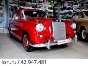 Автомобиль Мерседес-Бенц w-120 1959 годп выпуска. Экспонат музея автосервисцентра Магистраль на трассе М- 114. Вологда (2024 год). Редакционное фото, фотограф Владимир Кошарев / Фотобанк Лори