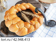 Challah and kalach - round white wheat homemade bread. Close-up of white bread with soy milk and homemade black salt. Close-up. Стоковое фото, фотограф Оксана Медведева / Фотобанк Лори