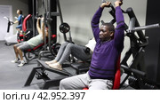 African american bodybuilder in the gym is engaged in simulators. Стоковое видео, видеограф Яков Филимонов / Фотобанк Лори