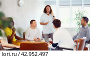 Middle-aged man lecturer conducting lesson for group of interested guys sitting in auditorium. Стоковое видео, видеограф Яков Филимонов / Фотобанк Лори