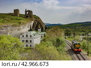 Инкерманский Свято-Климентовский пещерный монастырь, крепость Каламита, маневровый тепловоз КЖД. г. Севастополь (2024 год). Стоковое фото, фотограф Сергей Чернявский / Фотобанк Лори