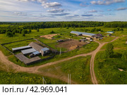 Вид с высоты на ферма в Великорецком (аэросъемка 2022 года) Стоковое фото, фотограф Владислав Самошкин / Фотобанк Лори