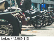 Row of motorcycles parked along city street. Стоковое фото, фотограф Константин Григорьев / Фотобанк Лори