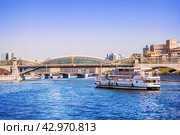Москва-река с борта теплохода, мост Богдана Хмельницкого, Ростовская набережная, Москва (2023 год). Стоковое фото, фотограф Baturina Yuliya / Фотобанк Лори