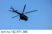 Military helicopter of the Ministry of Defense of Russia, Moscow, Russia - August 31, 2017/ Вертолет Ми-8 летит возле Министерства Обороны России. Редакционное фото, фотограф Iva Noel / Фотобанк Лори