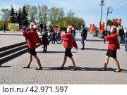 Торжественная смена почетного караула на Исторической площади в День Победы 9 мая. Город Тюмень (2016 год). Редакционное фото, фотограф Александр Тараканов / Фотобанк Лори