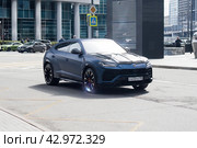 Автомобиль Lamborghini Urus синего цвета на улице города (2024 год). Редакционное фото, фотограф Константин Григорьев / Фотобанк Лори