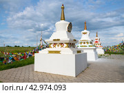 Три  ступы буддистского храма Сякюсн-сюме июньским днем. Элиста, Калмыкия (2023 год). Стоковое фото, фотограф Виктор Карасев / Фотобанк Лори