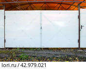 Ворота из профильной трубы, обшитые сотовым поликарбонатом. Стоковое фото, фотограф Вячеслав Палес / Фотобанк Лори