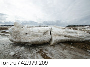 Огромные льдины на берегу. Весенний ледоход (2024 год). Стоковое фото, фотограф Яковлев Сергей / Фотобанк Лори