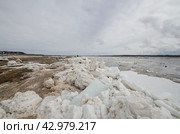 Огромные льдины на берегу. Весенний ледоход (2024 год). Стоковое фото, фотограф Яковлев Сергей / Фотобанк Лори
