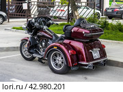 Трицикл Harley-Davidson припаркован на улице, вид сзади сбоку. Редакционное фото, фотограф Константин Григорьев / Фотобанк Лори