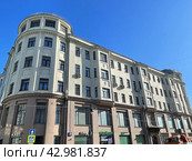 Москва, улица Сретенка, дом 26 на фоне синего неба. Дом Санкт-Петербургского общества страхования с кинотеатром «Одеон», 1912—1914 годы. Редакционное фото, фотограф Овчинникова Ирина / Фотобанк Лори