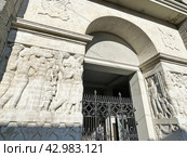 Барельефы на арке при входе во двор дома актёров МХАТ 1938 года постройки. Москва, Глинищевский переулок, 5/7. Редакционное фото, фотограф Овчинникова Ирина / Фотобанк Лори