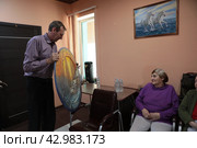 Балашихинский художник Владимир Полтавский посетил с картиной частный пансионат для пожилых людей "БАБУШКИ ДЕДУШКИ" (2024 год). Редакционное фото, фотограф Дмитрий Неумоин / Фотобанк Лори