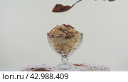 Sprinkling cocoa on a spinning transparent saucer with biscuits. Стоковое видео, видеограф Гурьянов Андрей / Фотобанк Лори