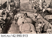 Рыболовный траулер Лермонтов, 1959 год.Отдача трала с рыбой. Редакционное фото, фотограф Юлия Андреева / Фотобанк Лори
