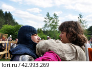 Тренер дает наставления рыцарю перед турниром. Фестиваль средневековой культуры «Pax et bellum» («Мир и война»), Город Тюмень (2016 год). Редакционное фото, фотограф Александр Тараканов / Фотобанк Лори