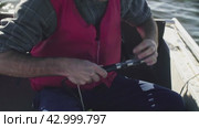 Ecologist opening the pH meter and putting it in the lake water. Стоковое видео, видеограф Chudakov_Ivan / Фотобанк Лори