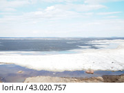Lake Onega is a lake in northwestern Russia, on the territory of the Republic of Karelia, Leningrad Oblast and Vologda Oblast. It belongs to the basin of the Baltic Sea. Ice melting in early spring. Стоковое фото, фотограф Юлия Петровская / Фотобанк Лори