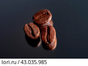 Coffee beans on a mirror table. Стоковое фото, фотограф Алиев Аслан / Фотобанк Лори