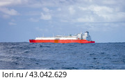 Морской танкер-газовоз находится в пути по бурным водам Южного океана (2024 год). Стоковое фото, фотограф Олег Елагин / Фотобанк Лори