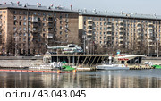 Российский вертолет Ми-8 возле министерства обороны, Москва(2018)/ Russian helicopter in Moscow. Редакционное фото, фотограф Iva Noel / Фотобанк Лори