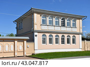 Коломна, улица Лазарева. Жилой двухэтажный дом на территории Коломенского Кремля (2024 год). Редакционное фото, фотограф Natalia Sidorova / Фотобанк Лори