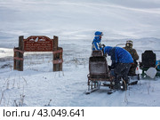 Туристы зимой на снегоходах в бухте Командор (2010 год). Стоковое фото, фотограф Дмитрий УТКИН / Фотобанк Лори