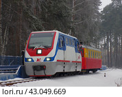 Тепловоз узкоколейный ТУ10-013 с пассажирским поездом, Екатеринбургская ДЖД (2017 год). Редакционное фото, фотограф Алексей Иванов / Фотобанк Лори