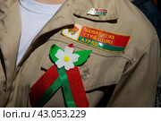 Крупным планом форменная одежда участника волонтерского движения строительных отрядов из Беларуси (2024 год). Редакционное фото, фотограф Николай Винокуров / Фотобанк Лори