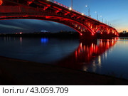 Канавинский мост в ночной подсветке отражается в реке Оке, Нижний Новгород. Редакционное фото, фотограф Андрей В. Карпов / Фотобанк Лори