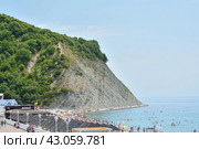 View of the beach and mount hedgehog. Russia, Krasnodar territory, village of Arkhipo-Osipovka, June 15, 2018. Редакционное фото, фотограф Сергей Н / Фотобанк Лори