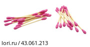 Розовые ватные палочки для ушей на белом фоне. Pink cotton ear swabs highlighted on a white background. Стоковое фото, фотограф Татьяна Д / Фотобанк Лори