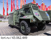 Выставка трофейной военной техники на Поклонной горе в Москве. Бронетранспортер Saxon AT105. Производитель Великобритания (2024 год). Редакционное фото, фотограф Наталья Волкова / Фотобанк Лори