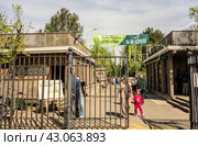 Вход в Ботанический сад МГУ на Ленинских горах/ Entrance to the Botanical Garden of Moscow State University on the Lenin Hills (2024 год). Редакционное фото, фотограф Iva Noel / Фотобанк Лори