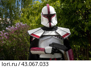 Фанат в костюме героя из саги Звездные войны (Star Wars) во время празднования Дня Star Wars 4 мая в городе Москве, Россия (2024 год). Редакционное фото, фотограф Николай Винокуров / Фотобанк Лори