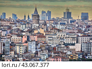 Beyoglu district with Galata Tower and modern high-rise buildings behind in Istanbul, Turkey. (2020 год). Редакционное фото, фотограф Владимир Григорьев / Фотобанк Лори