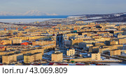 Панорама города Магадана. Магаданская область, Россия. В центре – Портовая улица и арка с надписью «Городской парк». Городской пейзаж со множеством зданий. Стоковое фото, фотограф Андрей Степанов / Фотобанк Лори