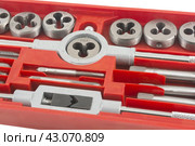 Набор инструментов для нарезания резьбы. Instrument for cutting of screw-thread. Стоковое фото, фотограф Татьяна Д / Фотобанк Лори