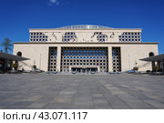 The building of a large aqua complex in Luzhniki. View of the main entrance with a fountain. Russia. Moscow. 29.04.2024. Редакционное фото, фотограф Ярославский Максим / Фотобанк Лори