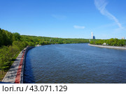 The Moskva River is located between Luzhniki and Vorobyovy Gory. Spring urban landscape. Russia. Moscow. 29.04.24 (2024 год). Редакционное фото, фотограф Ярославский Максим / Фотобанк Лори
