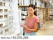 Woman standing and choosing metal soap dish. Стоковое фото, фотограф Яков Филимонов / Фотобанк Лори