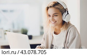 A focused young woman engaging in online learning, using a laptop and wearing headphones in a bright, modern setting. Стоковое AI-видео, аниматор Lena Bereberdina / Фотобанк Лори