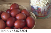 Easter meal. Easter cake and painted eggs for Easter. High quality 4k footage Пасхальная трапеза. Пасхальный кулич и крашеные яйца на Пасху. Высококачественный видеоматериал в формате 4k. Стоковое видео, видеограф Egor Sarantstv / Фотобанк Лори