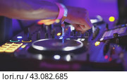 A person is playing a DJ set with a purple background. Стоковое видео, видеограф Константин Шишкин / Фотобанк Лори