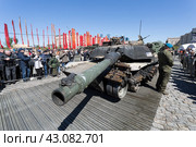 Люди на выставке трофейной военной техники на Поклонной горе. Танк M1A1 ("Абрамс"), произведенный в США. (2024 год). Редакционное фото, фотограф Наталья Волкова / Фотобанк Лори
