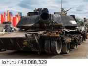 Захваченный американский танк Abrams М1А1. Выставка трофейного вооружения и военной техники, захваченной российскими военными в ходе спецоперации. Парк Победы на Поклонной горе, Москва (2024 год). Редакционное фото, фотограф Pukhov K / Фотобанк Лори